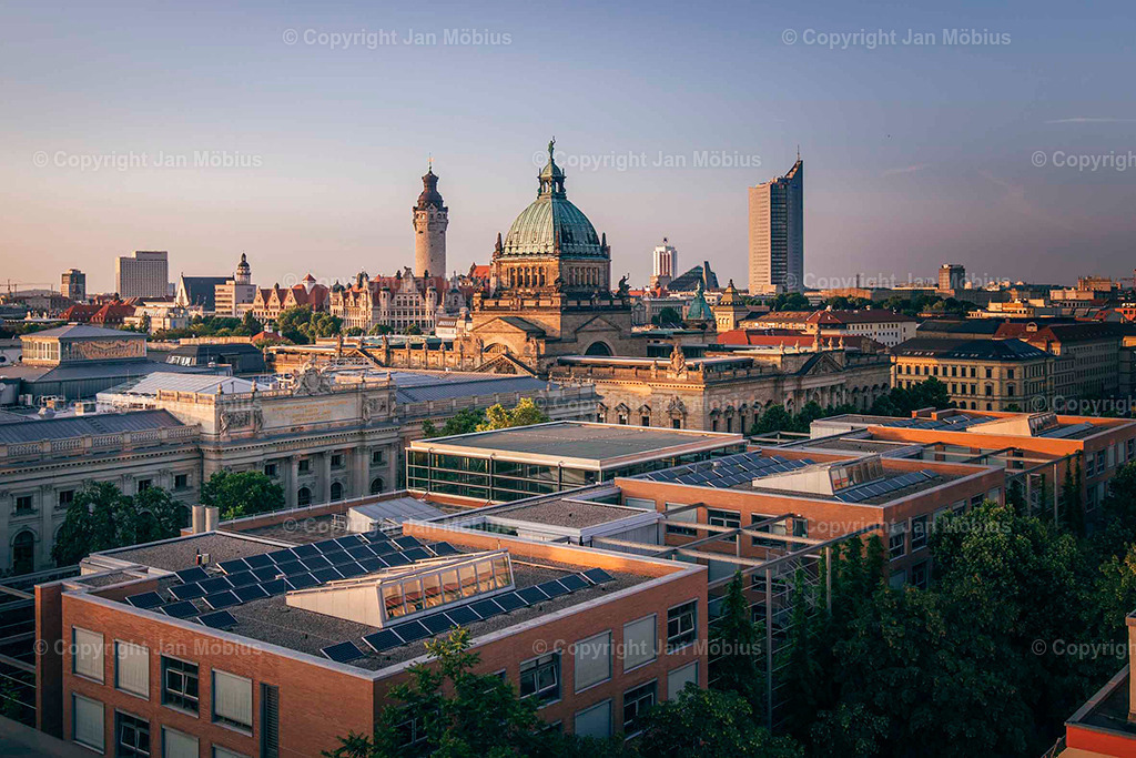 Leipzig von oben | Die Leipzig Skyline von oben ist ein echtes Highlight für Fotofans, Städtereisende und alle, die Leipzigs Kontraste zwischen Historie und Moderne schätzen – von City-Hochhäusern über Uni-Riese bis Völkerschlachtdenkmal und jede Menge Grün drumherum. - Realisiert mit Pictrs.com