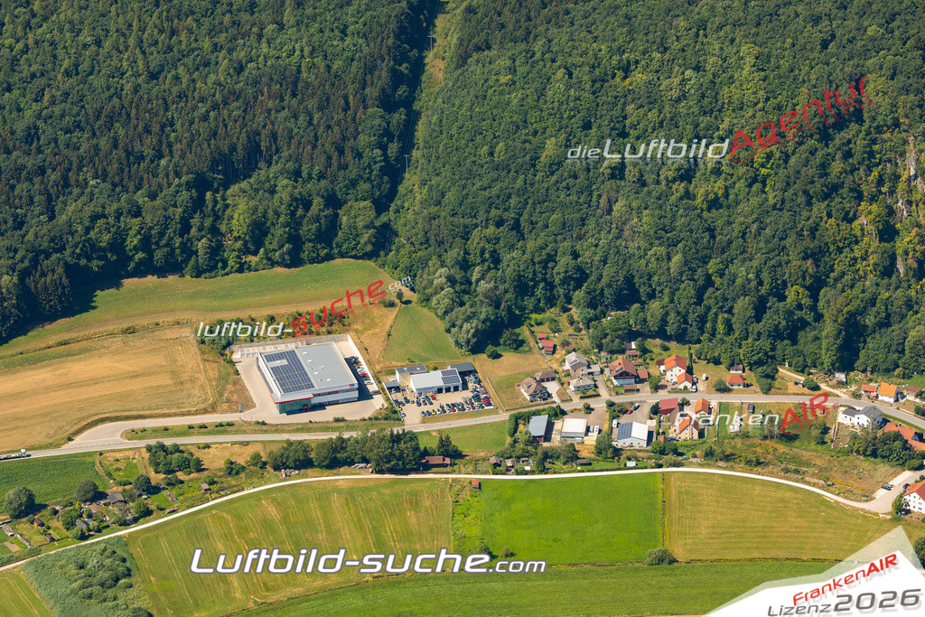 Aktuelles Luftbild von  Wellheim - Die Luftaufnahme wurde 2022 mittels UL-Flugzeug erstellt ( keine Drohne ) - hochauflösende Kamera-Systeme von  Canon -Beste Qualität - Für grossformatige Ausdrucke geeignet. Die Geschenkidee !