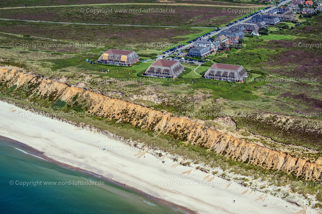 Sylt_Kampen_Strand_Rotes_Kliff_Kurstrandstrasse_Ferienwohnung_Kliffsand_Syltluxus_ELS_6424130825 | KAMPEN (SYLT) 13.08.2025 Küsten- Landschaft an der Steilküste Rotes Kliff mit dem Hotel Rungholt in Kampen (Sylt) im Bundesland Schleswig-Holstein, Deutschland. // Coastal landscape on the steep coast of Rotes Kliff with the Hotel Rungholt in Kampen (Sylt) in the state Schleswig-Holstein, Germany. Foto: Martin Elsen