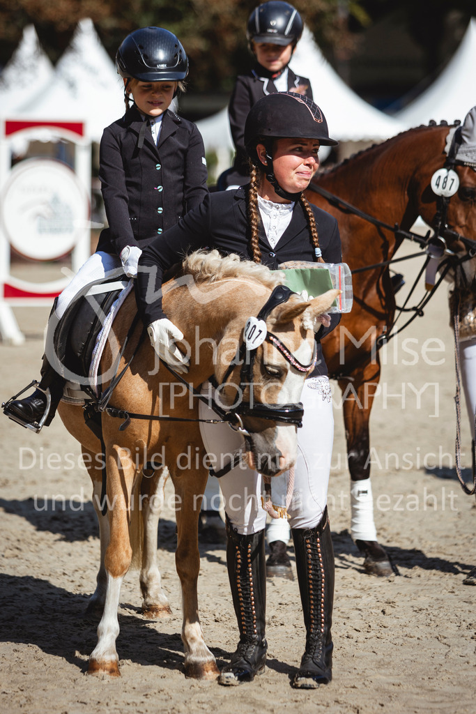 240915_OWLCh_FuehrzuegelWB-701 | Deine schönsten Turniermomente als professionelle Fotos! Entdecke hochwertige Pferdesport-Fotografie im Online-Shop. Jetzt Fotos finden & bestellen!