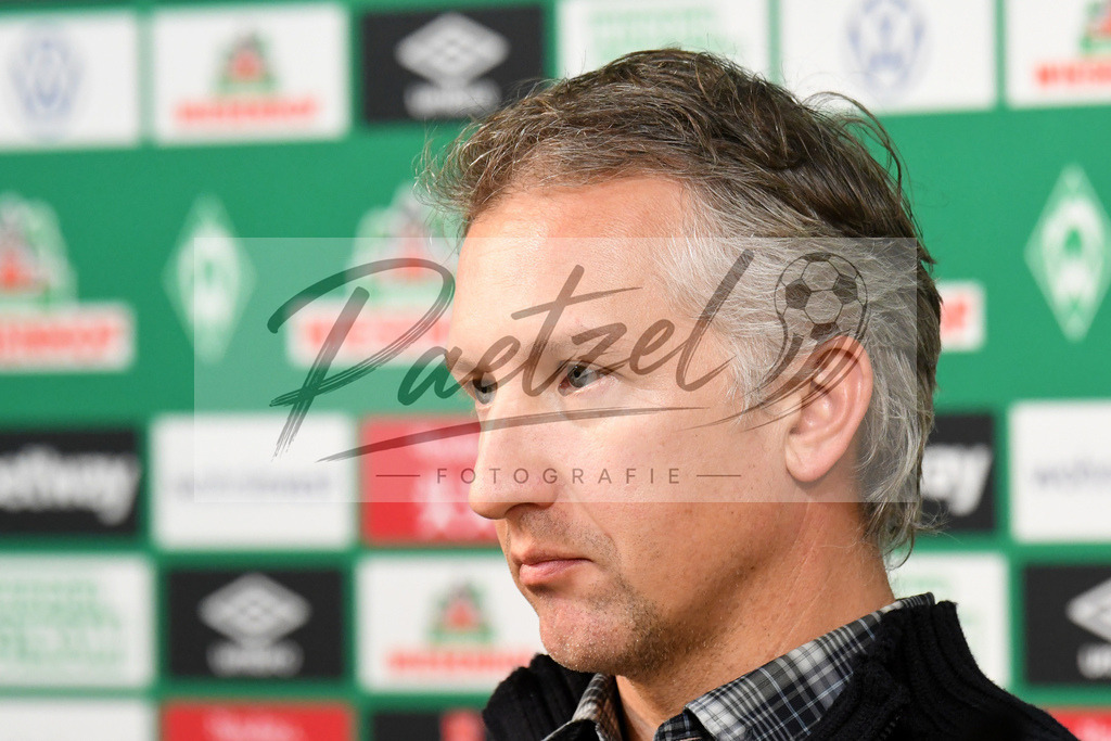 20200212_PKBREM_0010 | Fussball, Herren: Geschaeftsfuehrer Fussball Frank Baumann (SV Werder Bremen) schaut waehrend der Pressekonferenz des SV Werder Bremen auf dem wohninvest Weserstadion am 12.02.2020 in Bremen, Deutschland. - Realisiert mit Pictrs.com
