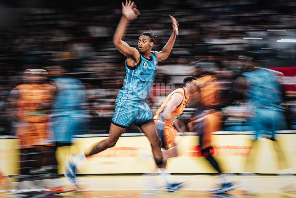 Basketball | Männer | Saison 2025/2026 | easyCredit Basketball Bundesliga | 13. Spieltag | Veolia Towers Hamburg vs. Rostock Seawolves | 22.04.2026 | Karl Gamble II (#27, Veolia Towers Hamburg) Langzeitbelichtung