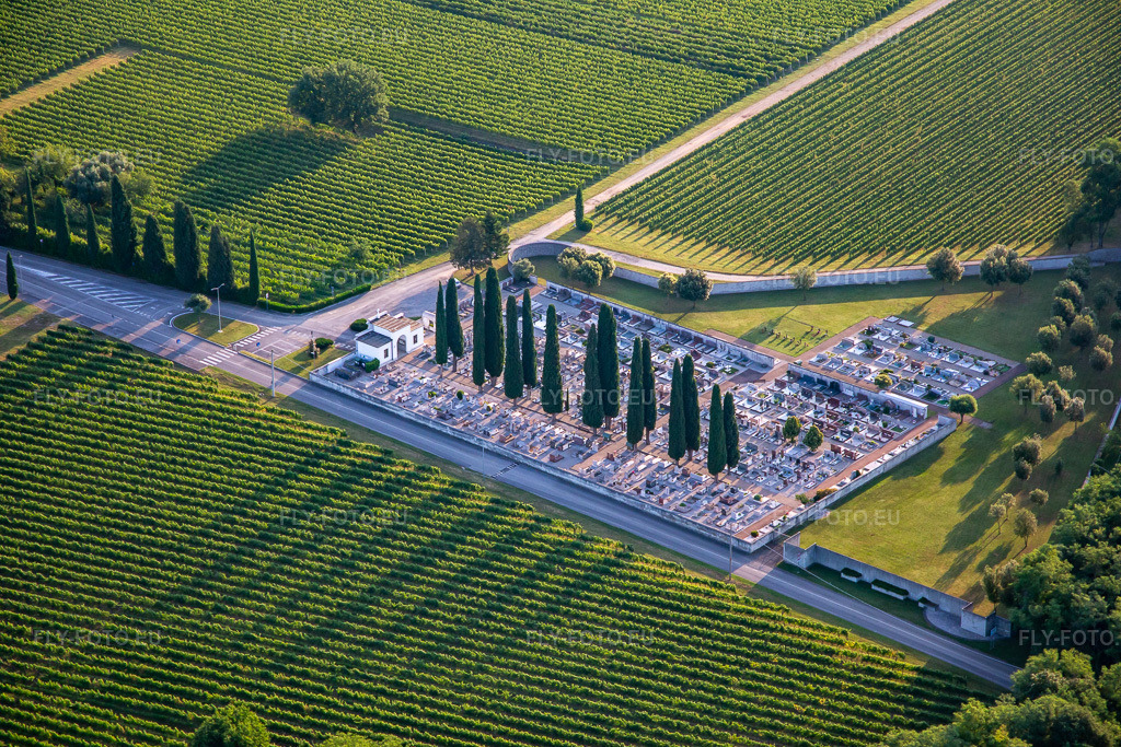 Vue aérienne: Cimetière municipal San Lorenzo Isontino à San Lorenzo Isontino dans le département Gorizia, Italie. Photo: IMG_137595.jpg prise le 16/07/2023 par Werner Riehm/FLY-FOTO.eu – Résolution de l'original: 5472 x 3648 px