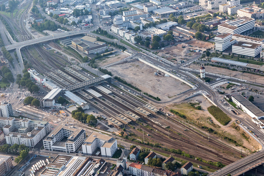 Luftbild: Gleisverlauf und Hauptbahnhofes der Deutschen Bahn im Ortsteil Weststadt in Heidelberg im Bundesland Baden-Württemberg in Deutschland.Foto: IMG_117060.jpg vom 25.08.2019 durch Werner Riehm/FLY-FOTO.deAuflösung des Originals: 5472 x 3648 px