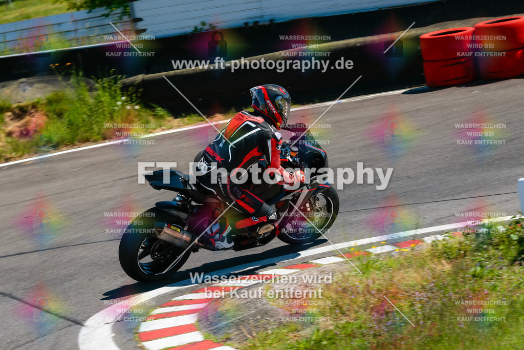 Moto-TeamOBK-22119 | Hier findet Ihr Bilder von Touristenfahrten auf der Nürburgring Nordschleife oder von anderen Veranstaltungen die ich besucht habe. Viel Spass beim Durch Schauen 
