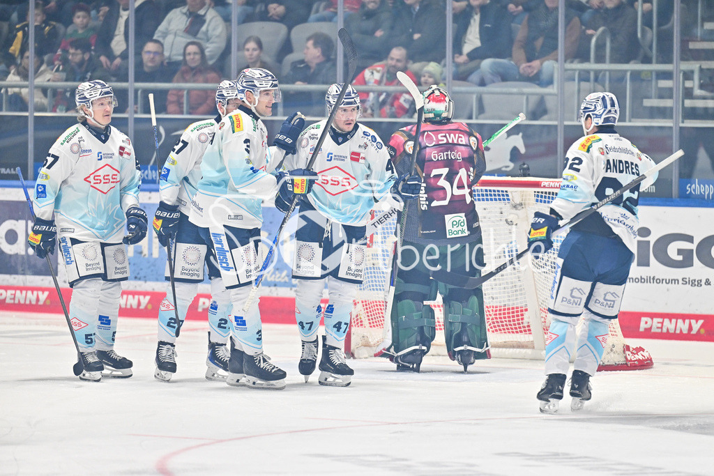 Augsburger Panther - Dresdner Eislöwen | AUGSBURG, DEUTSCHLAND - 06. MÄRZ: Jubel der Gäste nach dem Treffer zum 0-1 durch Sebastian GORICK (Eislöwen Dresden 47) / Tor / Torschuetze / Freude / Happy / während dem Match zwischen den Augsburger Panthern und den Dresdner Eislöwen am 49. Spieltag der Penny DEL im Curt Frenzel Stadion