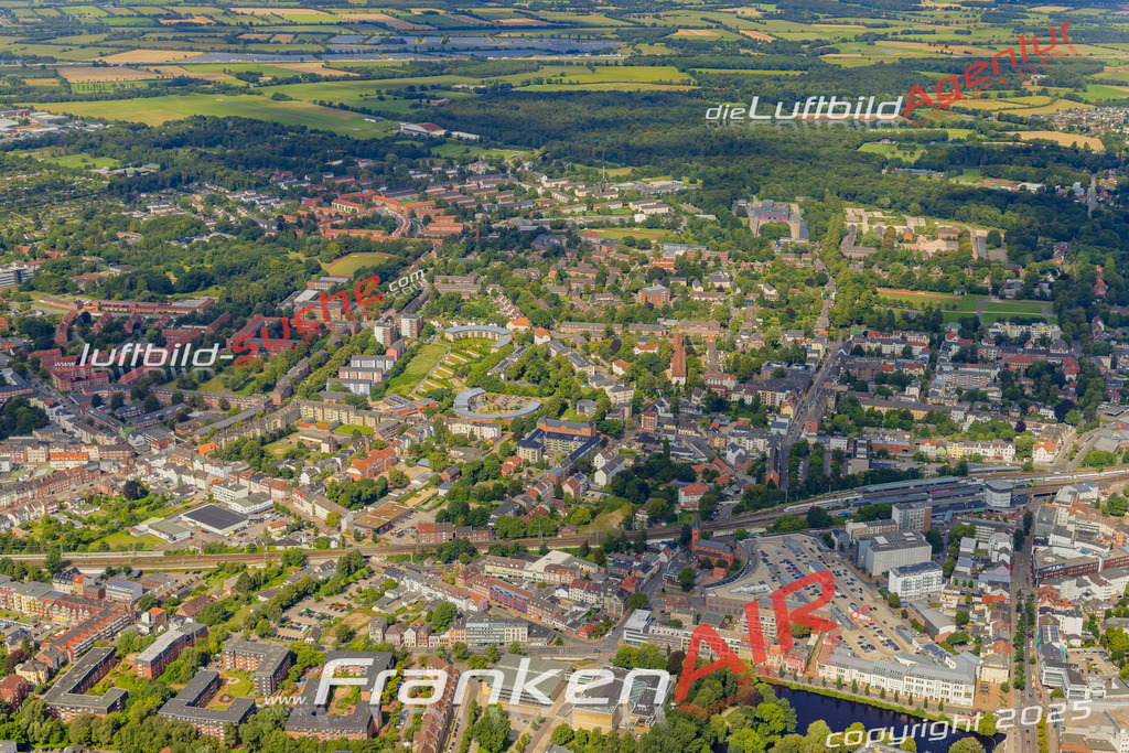 Luftbild der Stadt Neumünster - Das Luftbild wurde 2025 vom UL-Flugzeug heraus erstellt ( keine Drohnenaufnahme ) - Hochauflösende Luftaufnahme - für Wandbilder und großformatige Ausdrucke geeignet. Das besondere Geschenk!Hier alle&nbsp;Infos zur Lizenzierung der LuftaufnahmeWir fliegen auch dieses Jahr wieder in Ihre Region um Luftbilder zu erstellen.- Luftbild anfragen