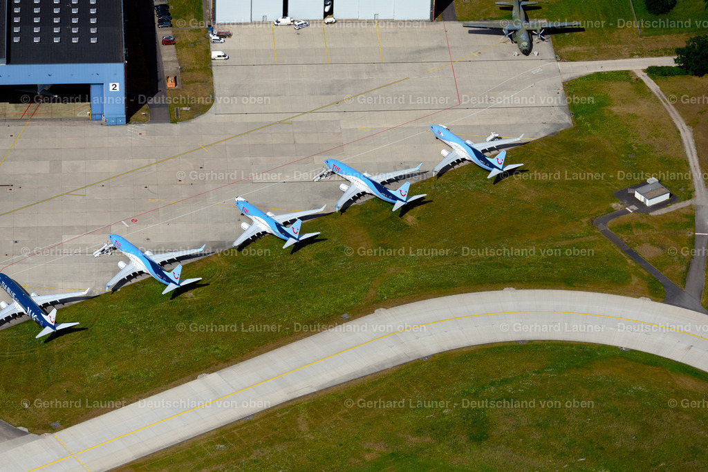 4030897 | LANGENHAGEN 02.06.2020 Passagierflugzeug der Fluggesellschaft TUI des Typs Boeing 737 auf der Parkposition - Abstellfläche auf dem Flughafen in Langenhagen im Bundesland Niedersachsen, Deutschland. Weiterführende Informationen bei: Flughafen Hannover-Langenhagen GmbH,  TUI Deutschland GmbH. // Passenger airplane of the Fluggesellschaft TUI of Typs Boeing 737 in parking position - parking area at the airport in Langenhagen in the state Lower Saxony, Germany. Further information at: Flughafen Hannover-Langenhagen GmbH,  TUI Deutschland GmbH. Foto: Gerhard Launer
