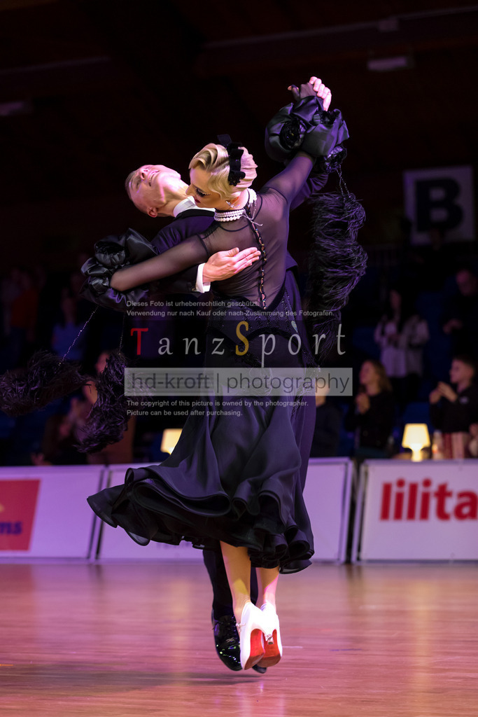 20241215_WDSF_Int_Open_Std-Riga-9935 | Tanzsportbilder, Standardtanz, Lateintanz, WDSF, DTV, LTVB, dancecomp, goc, hessen tanzt, blaues band der spree, walzer, tango, wiener walzer, slowfox, quickstepp, samba, rumba, cha-cha-cha, paso doble. jive, hd-kroft photography, turniertanzsport