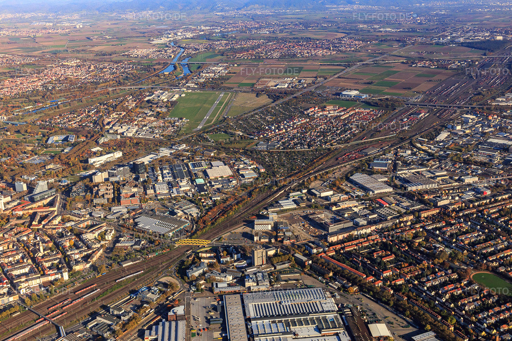 Luftbild: Technische Hochschule Mannheim an der Speyerer Straße und der Bahnlinie und John Deere GmbH & Co KG im Ortsteil Almenhof in Mannheim im Bundesland Baden-Württemberg in Deutschland.Foto: IMG_095432.jpg vom 30.10.2016 durch Werner Riehm/FLY-FOTO.deWWW.HS-MANNHEIM.DEJohn Deere US | Products & Services Information