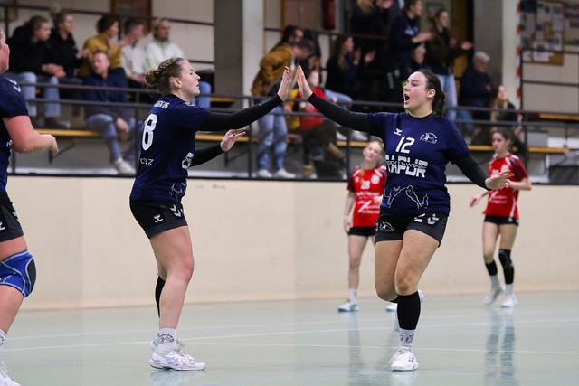 Handball I Damen I Saison 2025-2026 I Verbandsliga Süd I HSG Kalkberg 06 - MTV Dänischenhagen I 14.12.2025.106 | v.l. Jule Sophie Jaacks (28, HSG Kalkberg 06), Juliane Steffens (12, HSG Kalkberg 06) - Realisiert mit Pictrs.com