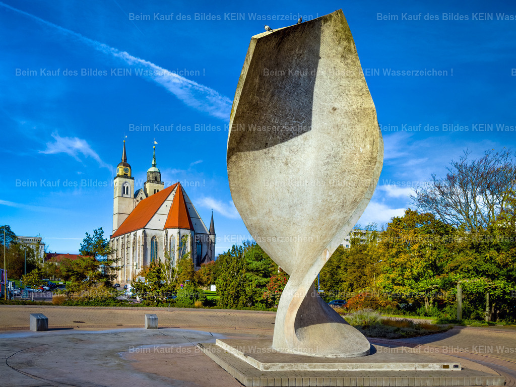 Magdeburg Sehenswürdigkeiten Fahnenmonument der Völkerfreundschaft an der Elbuferpromenade -3759 | Fahnenmonument der Völkerfreundschaft und Johaniskirche am Schleinufer Petriförder - Realisiert mit Pictrs.com