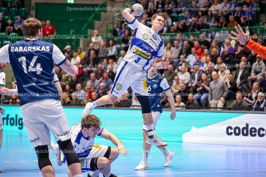 BHC11122501005 | 11.12.2025, Handball, HBL, Bergischer HC - ThSV Eisenach, Unihalle Wuppertal: Oskar Joelsson (Eisenach #03) wirft an Gerdas Babarskas (BHC #14) vorbei auf das Tor 