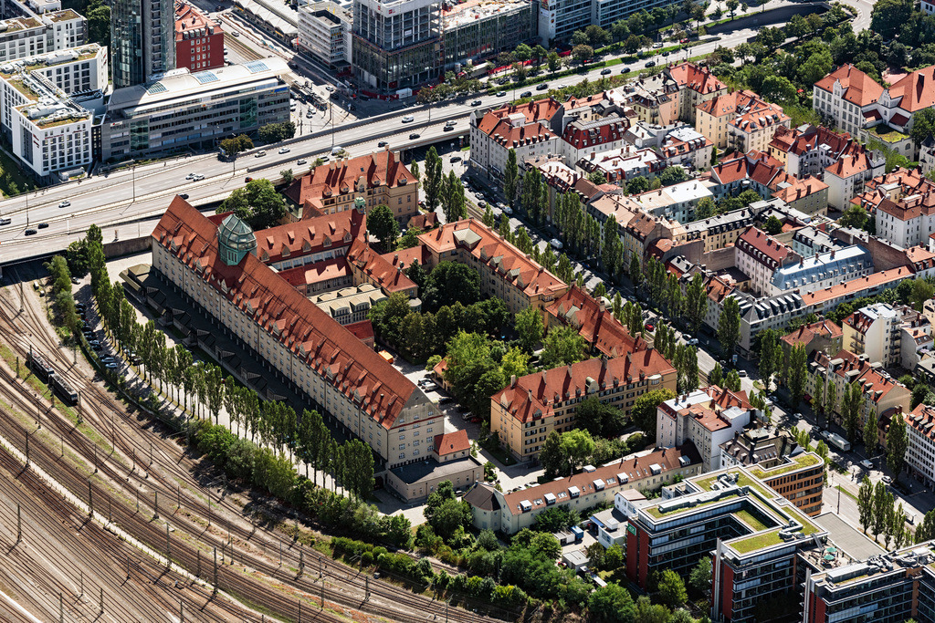 dr__0031612.jpg | MüNCHEN 09.08.2019 Verwaltungsgebäude der staatlichen Bundesbehörde Zollfahndungsamt im Ortsteil Schwanthalerhöhe in München im Bundesland Bayern, Deutschland. Weiterführende Informationen bei: Generalzolldirektion. // Administrative building of the federal federal agency for customs investigation in the district Schwanthalerhoehe in Munich in the state Bavaria, Germany. Further information at: Generalzolldirektion. Foto: Daniel Reiter