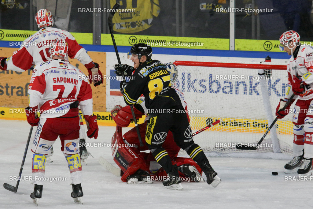 02.11.2025: DEL2  Krefeld Pinguine - Eispiraten Crimmitschau | Krefeld, Deutschland, 02.11.2025: Philip Gogulla (Krefeld Pinguine) in Aktion während des DEL2-Spiels zwischen Krefeld Pinguine - Eispiraten Crimmitschau am 02.11. 2025 in der Yayla-Arena in Krefeld, Deutschland. (Foto Ralph Görtz / Brauer-Fotoagentur)