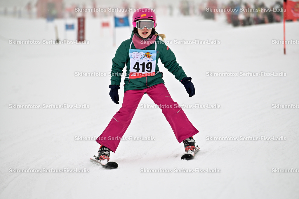 SRF_20.02.2026_0212 | Skirennfotos,Serfaus,Fiss,Ladis,Kinderskirennen,Winter,Tirol,Oberland,skirace,SFL,feelfree,weil wir's genießen,ski,Ski,skifahren,Sonnenplateau, - Realisiert mit Pictrs.com