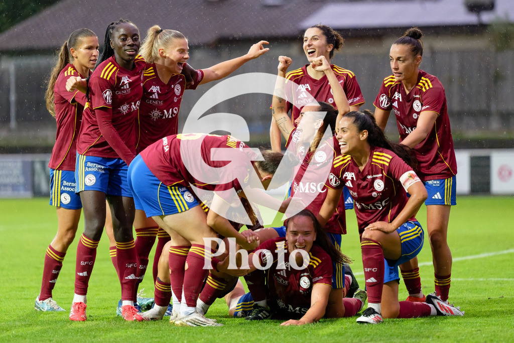 DZ8_7090_c | Switzerland: AXA Womens Super League 2025/26, Servette FC Chenois Feminin vs FC Aarau Frauen - Stade des Trois-Chene, Chene-Bourge: Magdalena Izabela Sobal (11 Servette FC Chenois Feminin) celebrates after scoring her team's second goal with teammates