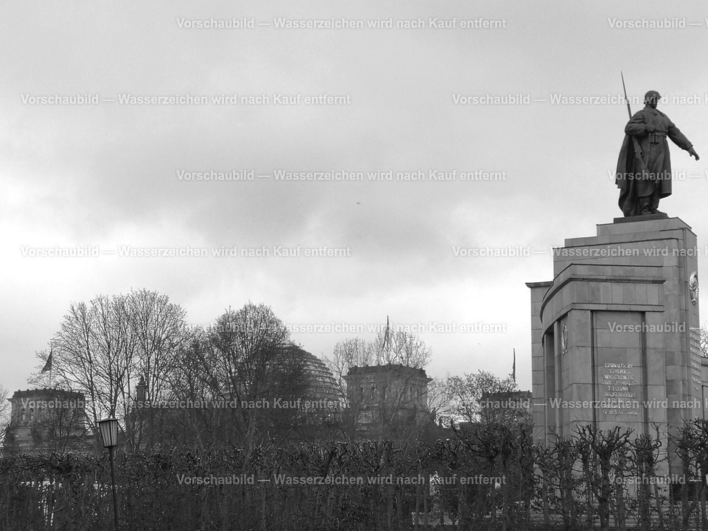 sowjetisches Ehrenmal | online Fotogalerie mit schwarz-weiß Fotografien und Shop für zeitlose  Poster und Leinwände in stilvollem schwarz weiß  - Realisiert mit Pictrs.com