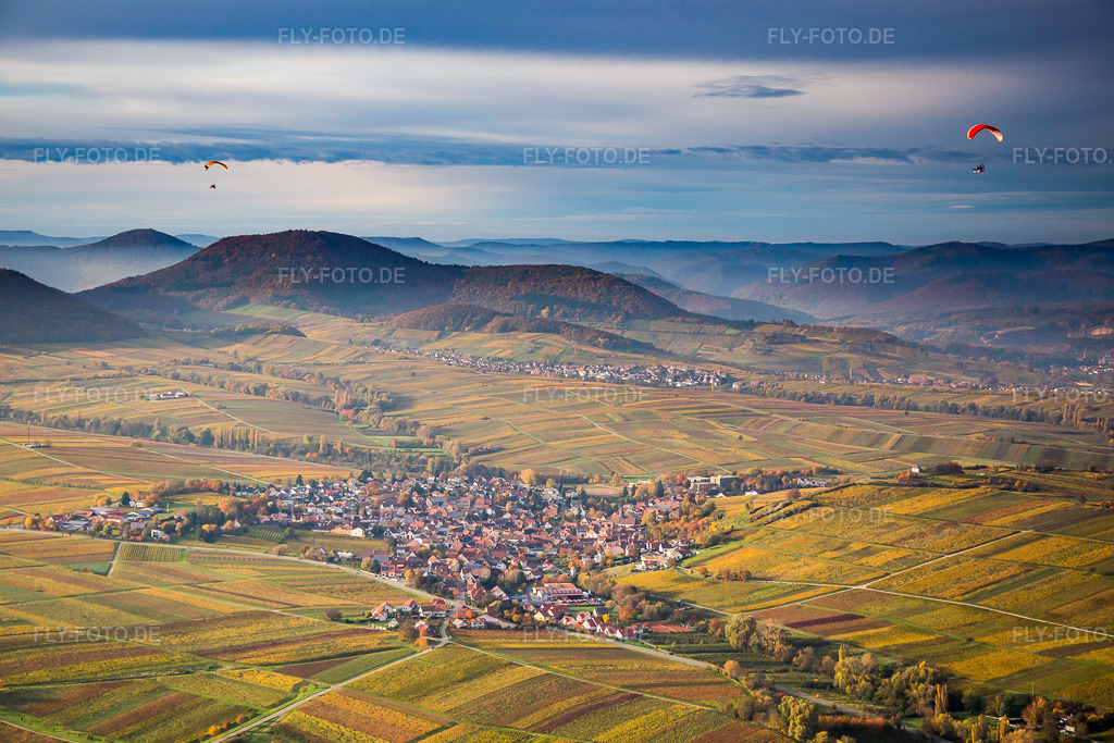 Luftbild: Herbstliche Weinbergs- Landschaft mit Gleitschirmen vor dem Haardtrand des Pfälzerwaldes der Winzer- Gebiet im Ortsteil Wollmesheim in Landau im Bundesland Rheinland-Pfalz in Deutschland. Foto: IMG_076326.jpg vom 09.11.2014 durch Werner Riehm/FLY-FOTO.de