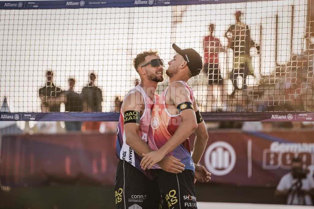 Beachvolleyball | Männer  | Allianz German Beach Tour 2024 | Tourstop Kühlungsborn | 10.08.2024 | v.l. Jonas und Benedikt Sagstetter jubeln und freuen sich