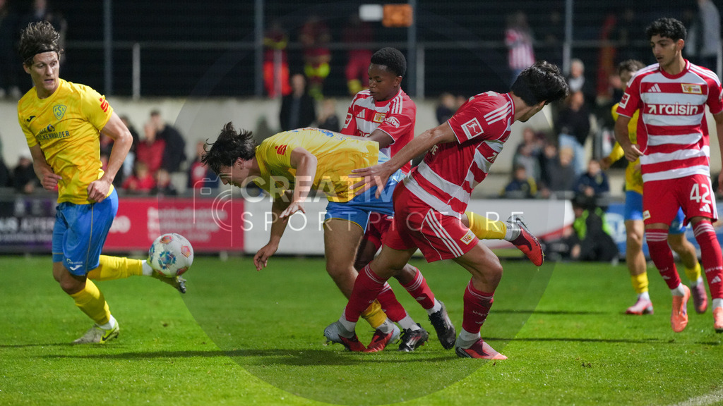 Fußball, Herren, Saison 2025/2026, Testspiel, Freundschaftsspiel, FSV 63 Luckenwalde vs. 1.FC Union Berlin, Mittwoch 08.10.2025, Werner-Seelenbinder-Stadion Luckenwalde, | Fußball, Herren, Saison 2025/2026, Testspiel, Freundschaftsspiel, FSV 63 Luckenwalde vs. 1.FC Union Berlin, Mittwoch 08.10.2025, Werner-Seelenbinder-Stadion Luckenwalde, Im Bild: v.l. Phillip König (Luckenwalde), Max Hathaway (Luckenwalde), Sadou Barry (Union), Diogo Leite (Union) und Elias Ali (Union) - Realisiert mit Pictrs.com