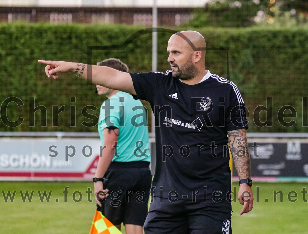 2023-08-18_076_FC_Schwaig_gegen_TSV_Kastl | Oberding, Deutschland, 18.08.2023:
Fußball, Landesliga Südost 2023 / 2024, 7. Spieltag, FC Schwaig gegen TSV Kastl, Endergebnis: 2:2

Trainer Slaven Jokic (TSV Kastl)

Foto: Christian Riedel / fotografie-riedel.net