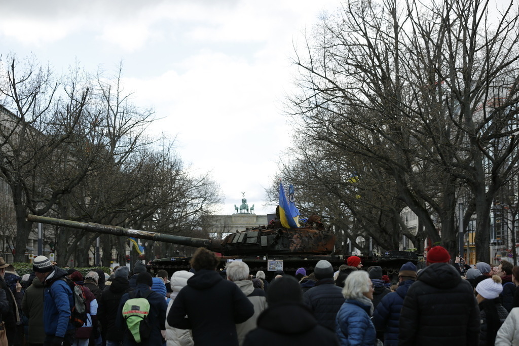 Deutschland: Panzerwrack aus der Ukraine vor der russischen Botschaft in Berlin | Deutschland, Berlin, 26.02.2023. Ein Panzerwrack steht seit dem Jahrestag des russischen Angriffs auf die Ukraine vor der russischen Botschaft in Berlin-Mitte. Der zerstörte Panzer vom Typ T-72 vor dem Gebäude Unter den Linden als Mahnmal gegen den Krieg stehen.