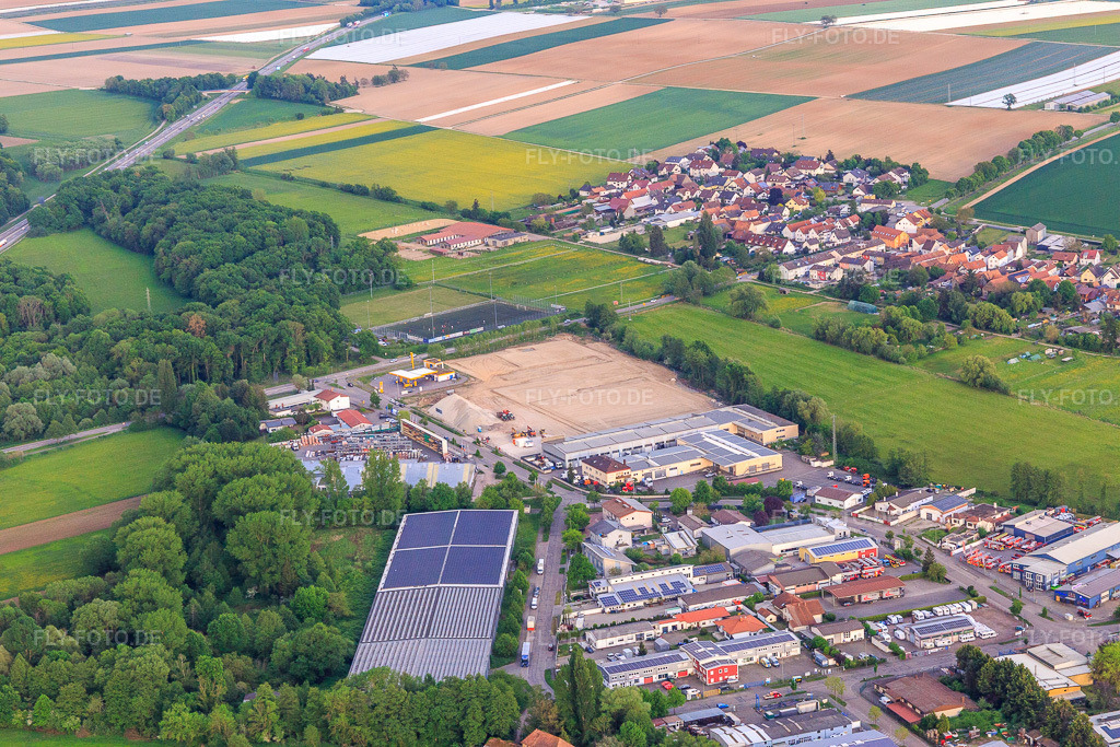 Luftbild: Baustelle zur Erschliessung des neuen Logistikpark der HANSAINVEST und DFI-Real-Estate Kandel nach Abriss des OBI-Markts im Ortsteil Minderslachen in Kandel im Bundesland Rheinland-Pfalz in Deutschland. – Foto: IMG_146222.jpg vom 02.05.2025 durch Werner Riehm/FLY-FOTO.de – Auflösung des Originals: 5472 x 3648 px – Entdecke HANSAINVEST | Kapital-verwaltungs-gesellschaft: Hansainvest – DFI Real Estate - Driving Future Innovation