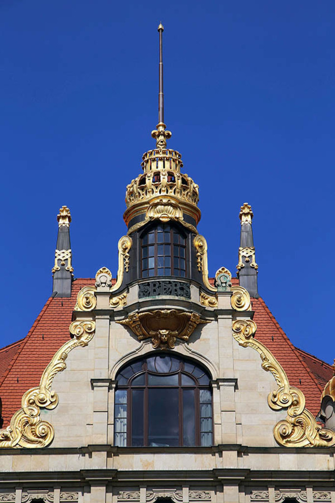 Kaufhaus Ebert - Dach mit geschmückten Gauben und zwei Obelisken | Entdecke über 20 Kategorien Leipzig-Motive: Foto-Downloads, hochwertige Poster, Leinwand- & Fine-Art-Prints. Jetzt Lieblingsfoto im Bildlexikon Leipzig Shop bestellen!