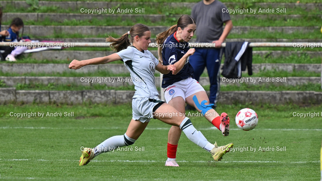 Holstein Kiel vs VfL Wolfsburg II | Arjela Lako (Holstein #17) vs Merle Rathing (Wolfsburg #2) / Fußball-Regionalliga Nord Frauen 2026/2027 / Holstein Kiel vs VfL Wolfsburg II / Waldwiese / Kiel / 13.09.26 - Realisiert mit Pictrs.com
