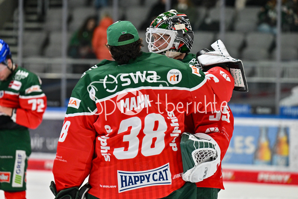 Augsburger Panther - Fischtown Pinguins | Strauss MANN (Augsburger Panther #38) und Markus KELLER (Augsburger Panther #35) nach der Partie / DEL: Augsburger Panther - Fischtown Pinguins, Curt Frenzel Stadion am 08.01.2025