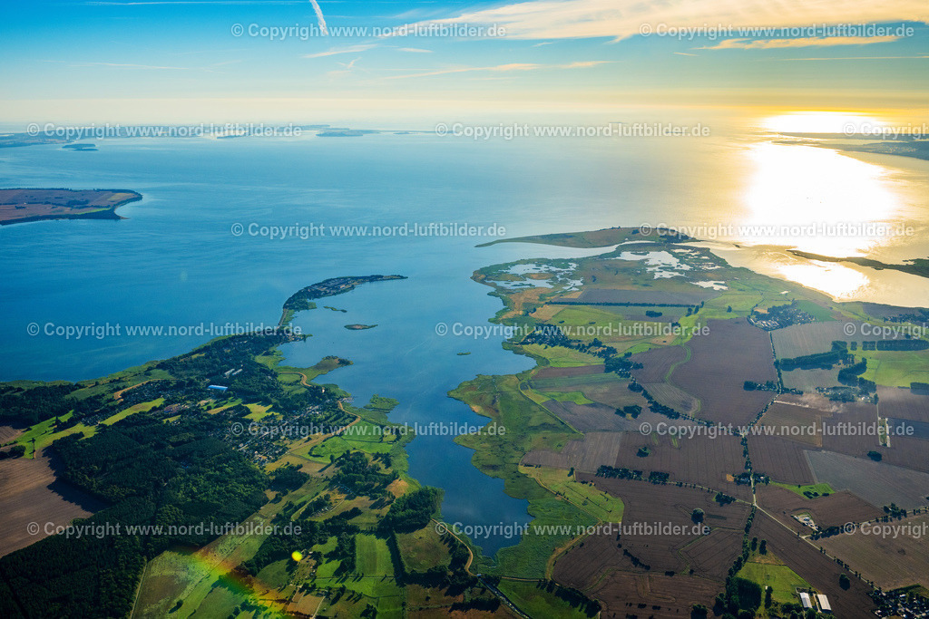 Riemes_Insel_Friedrich_Löffler_Institut_ELS_6780100822 | RIEMS 10.08.2022 Gebäudekomplex des Institut " Friedrich-Loeffler-Institutes FLI " auf der Insel Riems an der Ostsee im Bundesland Mecklenburg-Vorpommern, Deutschland. Weiterführende Informationen bei: Ed. Züblin AG,  FLI Friedrich-Loeffler-Institut,  HOCHTIEF Aktiengesellschaft AG,  Heitkamp Construction GmbH,  RDS Rauh Damm Stiller Partner Planungsgesellschaft mbH,  ZÜBLIN Timber GmbH. // Building complex of the institute " Friedrich-Loeffler-Institutes FLI " in Riems on the Baltic Sea in the state Mecklenburg - Western Pomerania, Germany. Further information at: Ed. Zueblin AG,  FLI Friedrich-Loeffler-Institut,  HOCHTIEF Aktiengesellschaft AG,  Heitkamp Construction GmbH,  RDS Rauh Damm Stiller Partner Planungsgesellschaft mbH,  ZUeBLIN Timber GmbH. Foto: Martin Elsen