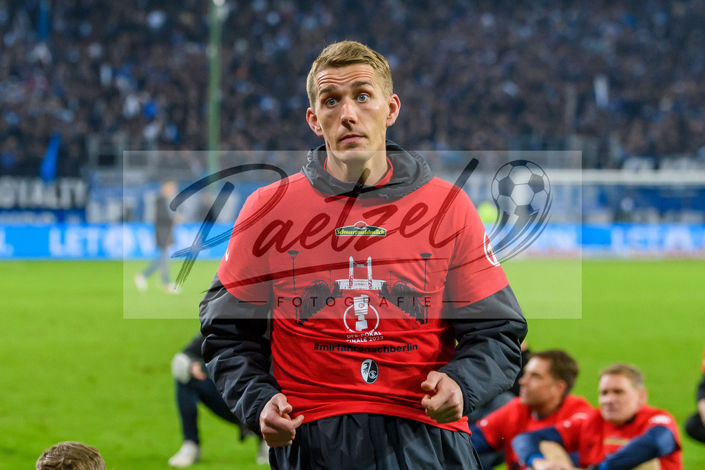HSVSCF20220419_437 | Fussball, Herren: Nils Petersen (SC Freiburg) schaut beim DFB-Pokal-Halbfinalspiel zwischen Hamburger SV und SC Freiburg im Volksparkstadion am 19.04.2022 in Hamburg, Deutschland.DFB / DFL REGULATIONS PROHIBIT ANY USE OF PHOTOGRAPHS AS IMAGE SEQUENCES AND/OR QUASI-VIDEO. - Realisiert mit Pictrs.com