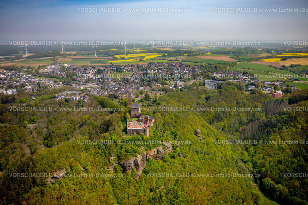 Nideggen240501751 | Luftbild, Renovierungsarbeiten an der Ruine der Burg Nideggen im Waldgebiet, Höhenburg und Wahrzeichen der Nordeifel im Naturpark Hohes Venn-Eifel, kath. Kirche St. Johannes Baptist, Ortsansicht Nideggen, Hügel und Täler und Windräder, Blick nach Nideggen, Brück, Nideggen, Nordrhein-Westfalen, Deutschland