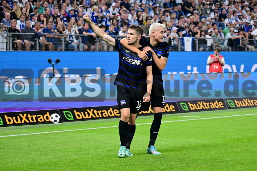 KBS Picture_HSV-HerthaBSC_078 | Hertha BSC Torjubel zum 1:1 Torschuetze ist Kenny Jonjoe (Hertha BSC) jubelt hier zu den Berliner Fans und Winkler Marten (Hertha BSC) ,Sportplatz :  Volksparkstadion, - Realisiert mit Pictrs.com