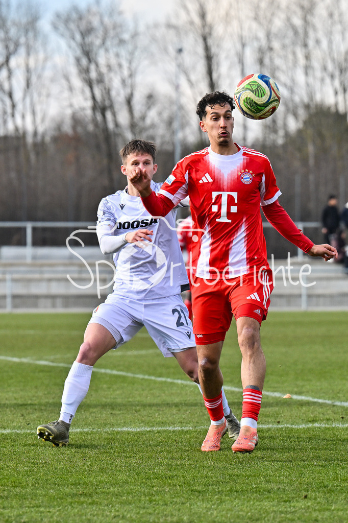 FC Bayern Amateure - FC Viktoria Pilsen U23 | MUNICH, GERMANY - 03. FEBRUARY: im Duell Mudaser SADAT (FC Bayern München II 8) und einem Spieler von Viktoria Pilsen während dem Testspiel zwischen den Amateuren des FC Bayern und dem FC Viktoria Pilsen B am FC Bayern Campus
