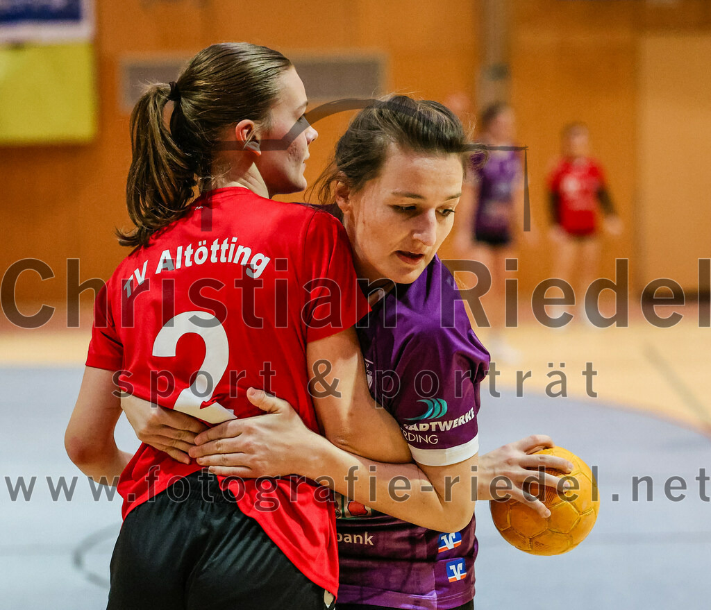 2024-01-27_035_SpVgg_Altenerding_II_gegen_TV_Altoetting_II | Erding, Deutschland, 27.01.2024:
Handball, Bezirksliga Frauen Altbayern 2023 / 2024, 10. Spieltag, SpVgg Altenerding II gegen TV Altötting II, Endergebnis: 17:29

Clara Kreuzpointner (TV Altötting, #2), Katharina Gotz (SpVgg Altenerding, #14)

Foto: Christian Riedel / fotografie-riedel.net