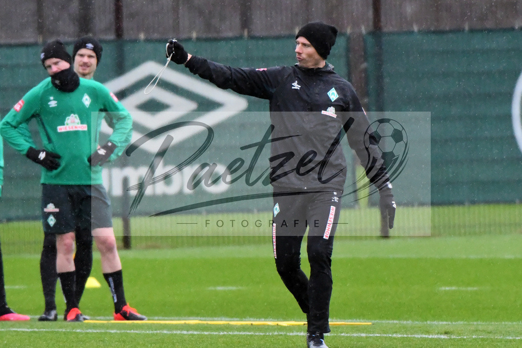 20200129_TRASVW_0019 | Fußball, Herren: Athletik-Trainer Günther Stoxreiter (SV Werder Bremen) gestikuliert beim Training des SV Werder Bremen am 29.01.2020 im wohninvest Weserstadion in Bremen, Deutschland.(Foto von Nico Paetzel) - Realisiert mit Pictrs.com