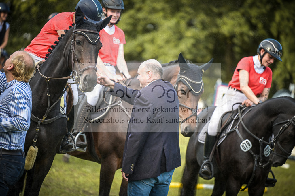 DOS_0056 | Entdecke hochwertige Reitturnierfotos von Foto Oger. Professionell, emotional und authentisch – jetzt Lieblingsmomente im Shop bestellen.Deutschlandweite Turnierfotografie. - Realisiert mit Pictrs.com