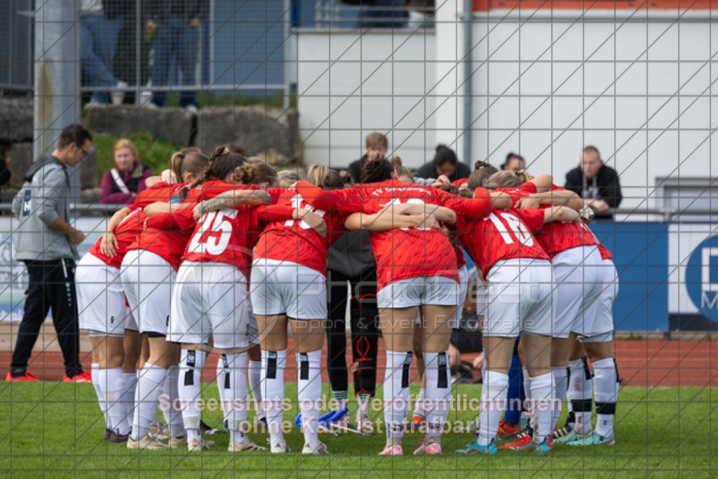 20250928_130350_0067 | #,1.FC Donzdorf (schwarz) vs. TV Derendingen (rot), Fussball, Frauen-Verbandsliga Württemberg, 03. Spieltag, Saison 2025/2026, Rasenplatz Lautertal Stadion, Süßener Straße 16, 73072 Donzdorf, 28.09.2025 - 13:00 Uhr,Foto: PhotoPeet-Sportfotografie/Peter Harich