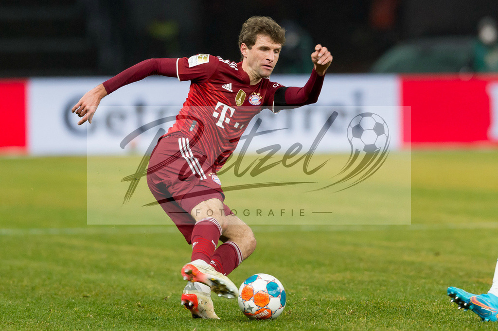BSCFCB20220123_064 | Fussball, Herren: Thomas Mueller (FC Bayern Muenchen) in Aktion, am Ball, Einzelaktion bei dem Spiel der 1. Bundesliga zwischen Hertha BSC und FC Bayern Muenchen im Olypiastadion am 23.01.2022 in Berlin, Deutschland.DFB / DFL REGULATIONS PROHIBIT ANY USE OF PHOTOGRAPHS AS IMAGE SEQUENCES AND/OR QUASI-VIDEO. - Realisiert mit Pictrs.com