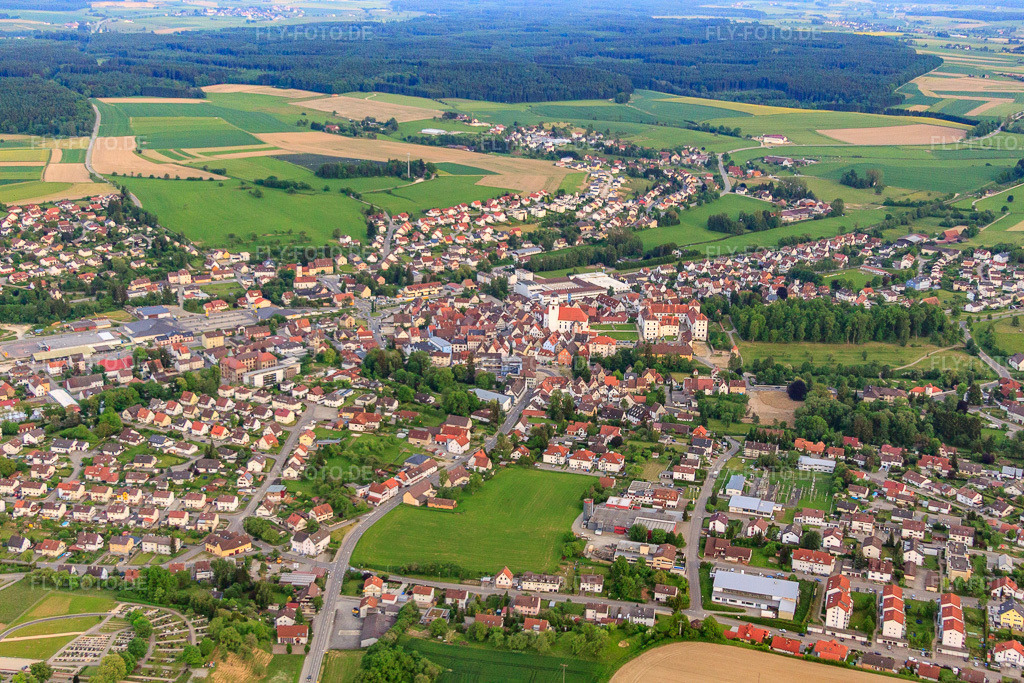 Luftbild: Stadtansicht aus Norden mit Schloss Meßkirch und Kirche St. Martin in Meßkirch im Bundesland Baden-Württemberg in Deutschland.Foto: IMG_57724.jpg vom 08.06.2013 durch Werner Riehm/FLY-FOTO.deSchloß Meßkirch Tagungen, Seminare und FeiernWWW.MESSKIRCH-SAULDORF.DE