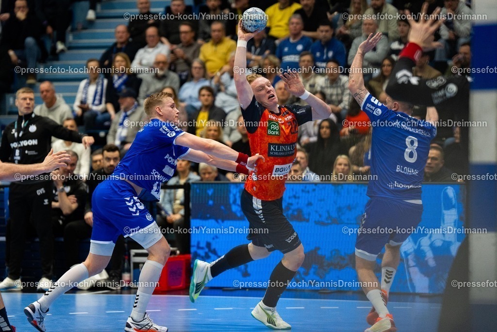xYDR22022501064 | 22.02.2025, xydrx, Handball, 1.HBL, VFL Gummersbach - Rhein-Neckar-Löwen, Schwalbe-Arena: Ellidi Snaer Vidarsson (VFL Gummersbach #4) und Lukas Blohme (VFL Gummersbach #8) gegen Gustav Davidsson (Rhein-Neckar-Loewen #22)