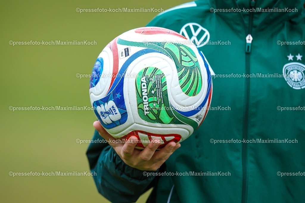 xKWIx10042601004 | 2026.04.10, xkwix, Fußball, UEFA Women's UNDER 19 Championship qualification, Republic of Ireland - Germany, Uhlenkrugstadion, Runde 2 1.Spieltag, Saison 2025 / 2026: Fifa Trionda WM2026 Ball in Haenden DFB regulations prohibit any use of photographs as image sequences and or quasi-video. Photo: xKamilxWilkowskixPressefotoKochx