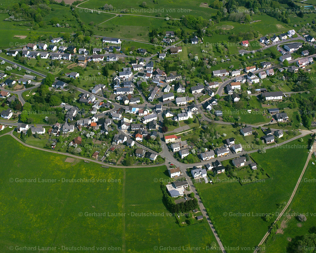 2611147 | NENDEROTH 09.06.2006 Landwirtschaftliche Nutzflächen und Feldgrenzen  umsäumen das Siedlungsgebiet des Dorfes in Nenderoth im Bundesland Hessen, Deutschland // Agricultural land and field boundaries surround the settlement area of the village  in Nenderoth in the state Hesse, Germany Foto: Gerhard Launer