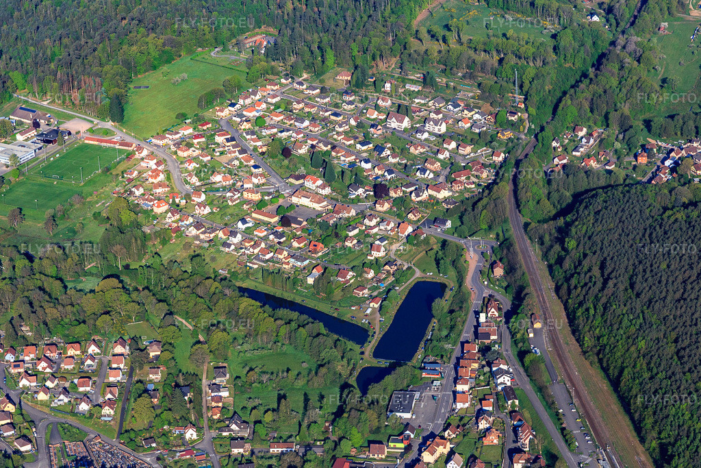 Vue aérienne: Vue de la ville dans la vallée de la Moder depuis l'est à Wingen-sur-Moder dans le département Bas Rhin, France. Photo: IMG_146042.jpg prise le 01/05/2025 par Werner Riehm/FLY-FOTO.euRésolution de l'original: 5472 x 3648 px