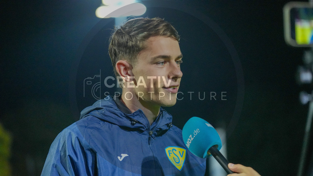 Fußball, Herren, Saison 2025/2026, Testspiel, Freundschaftsspiel, FSV 63 Luckenwalde vs. 1.FC Union Berlin, Mittwoch 08.10.2025, Werner-Seelenbinder-Stadion Luckenwalde, | Fußball, Herren, Saison 2025/2026, Testspiel, Freundschaftsspiel, FSV 63 Luckenwalde vs. 1.FC Union Berlin, Mittwoch 08.10.2025, Werner-Seelenbinder-Stadion Luckenwalde, Im Bild: Tim Maciejewski (Luckenwalde) gibt der Märkischen Oderzeitung (MOZ) nach Spielende ein Interview. - Realisiert mit Pictrs.com
