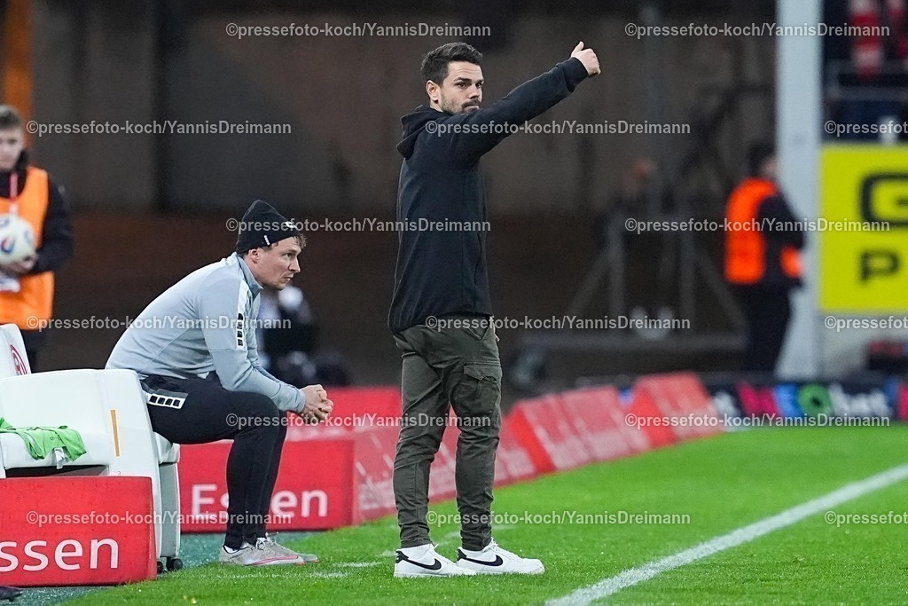 xYDRx02112502089 | 02.11.2025, xydrx, Fußball, 3.Liga, Rot-Weiss Essen - 1.FC Schweinfurt 05, Saison 2025 2026, Stadion an der Hafenstraße:  Victor Kleinhenz (Cheftrainer 1.FC Schweinfurt 05) gestikulierend  DFB regulations prohibit any use of photographs as image sequences and or quasi-video.