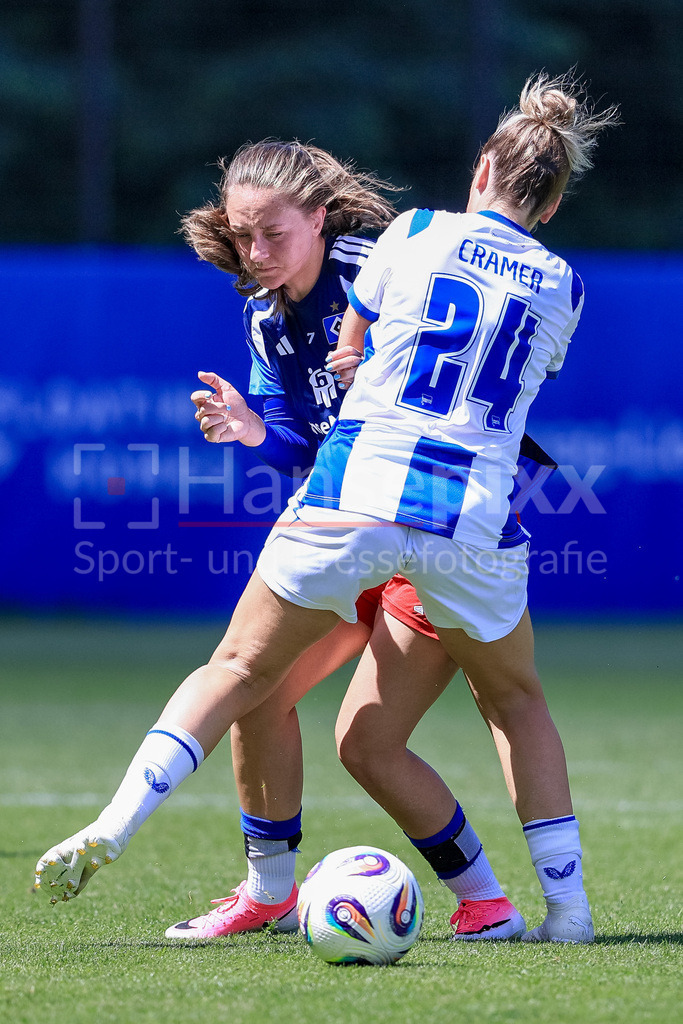 Fussball, Testspiel Frauen, Hamburger SV - Hertha BSC | v.li.: Camilla Linberg (Hamburger SV, HSV, 7) und Jennifer Cramer (Hertha BSC, 24) im Zweikampf, Duell, Dynamik, Aktion, Action, Spielszene