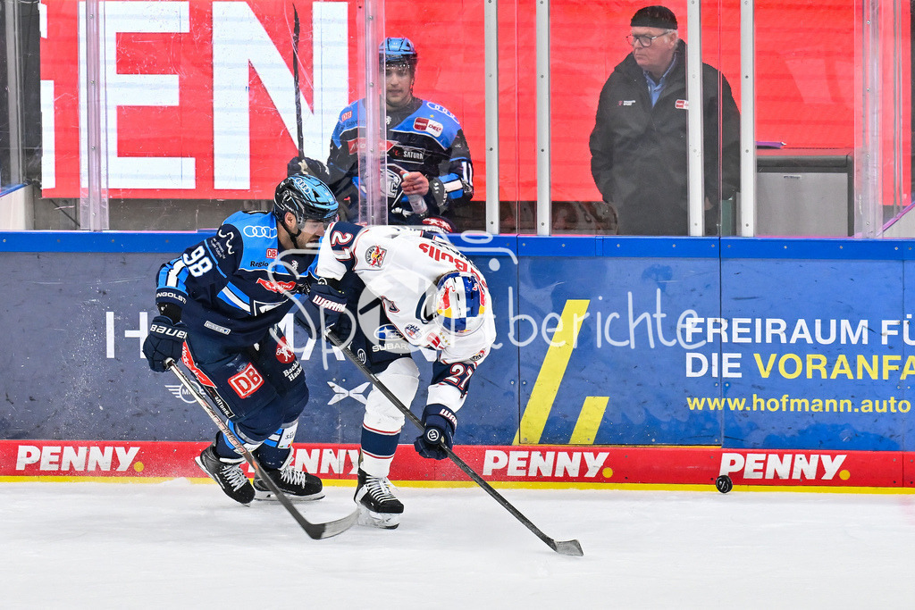 ERC Ingolstadt - EHC RB München | INGOLSTADT, GERMANY - 27. MAERZ: im Duell Peter ABBANDONATO (ERC Ingolstadt 98) und Veit OSWALD (RB München 27) während dem Match zwischen dem ERC Ingolstadt und dem EHC RB München bei Spiel 2 des DEL Playoff Viertelfinales in der Saturn Arena